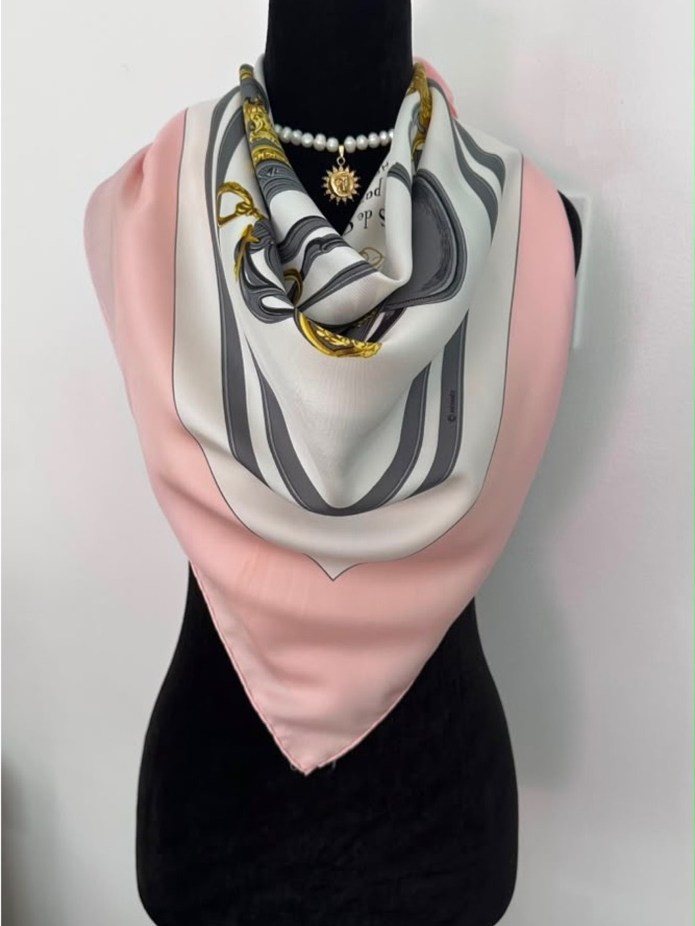 Hermes Silk Scarf Carré 90 Pink White Hand Rolled Made in France - Picture 3 of 9